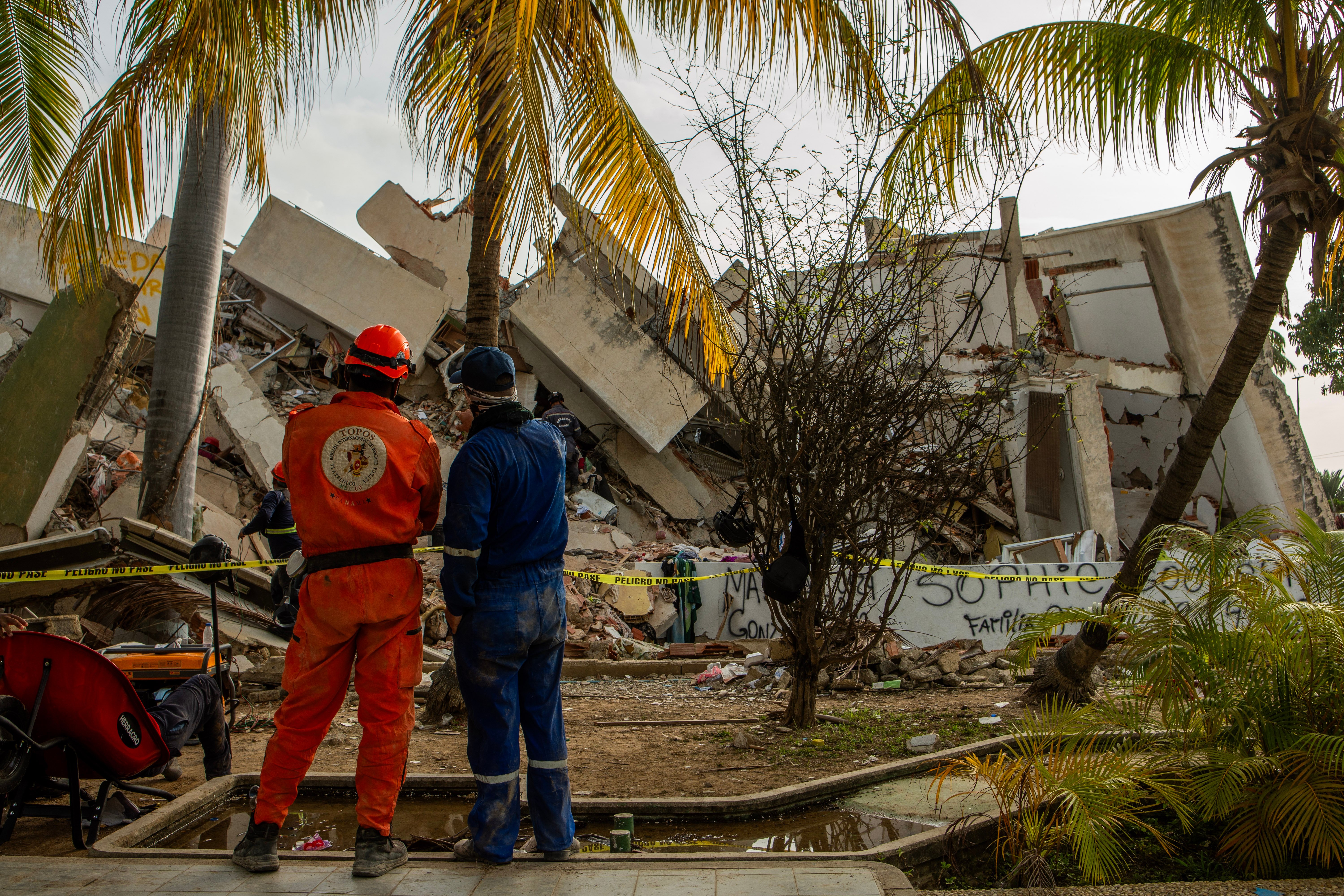 Rescue workers search rubble in La Guaira after Venezuela earthquake kills 3811