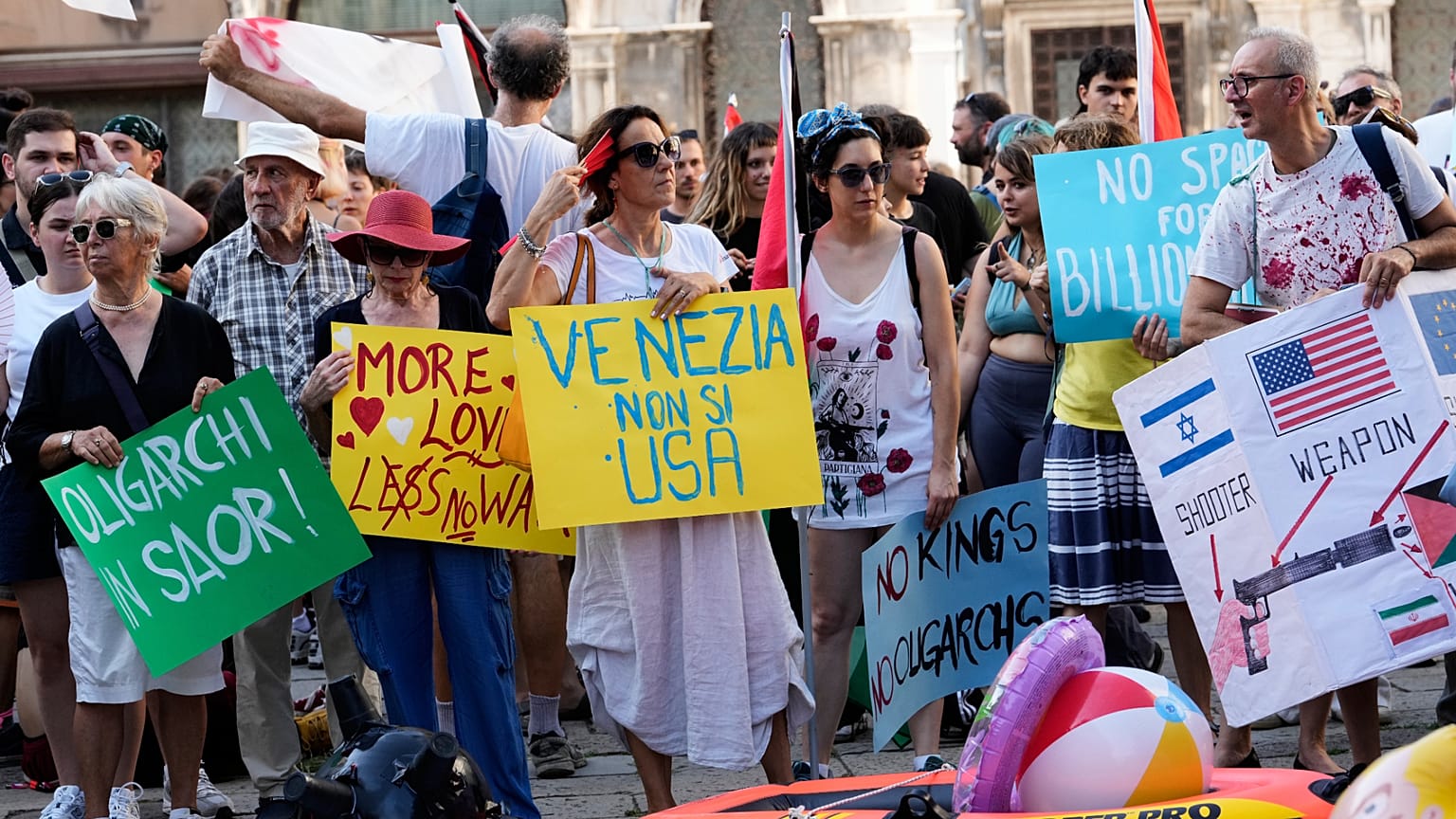 Protesters and riot police at Venice's St Mark's Basin as Trump envoy Fertitta arrives on superyacht Boardwalk July 2026