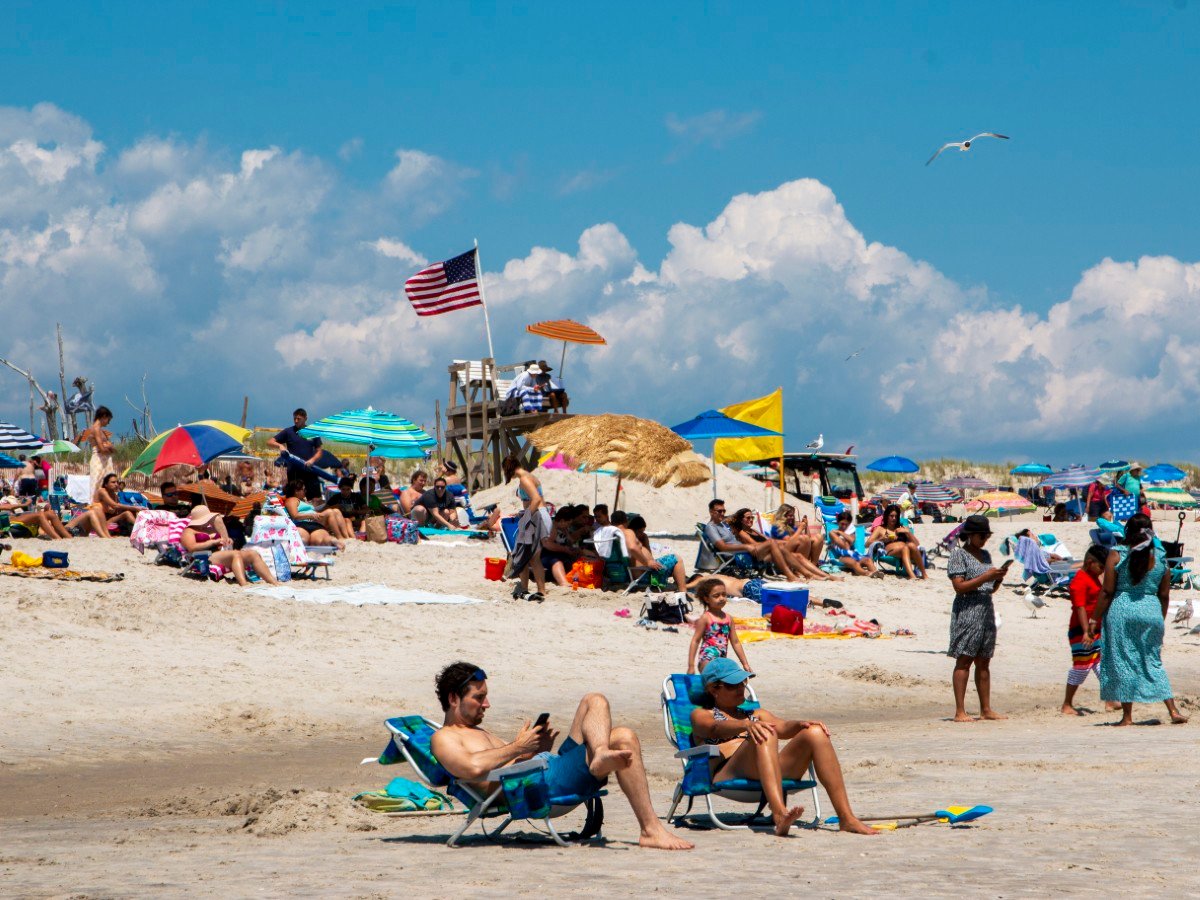 Beachgoers on Long Island beach on July 4 holiday weekend as Vibrio vulnificus bacteria detected in Hamptons estuaries