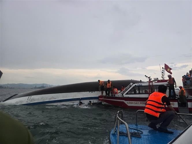 Vietnamese coast guard and rescue forces at the scene of the Vinh Xanh 58 boat capsizing in Ha Long Bay in July 2025