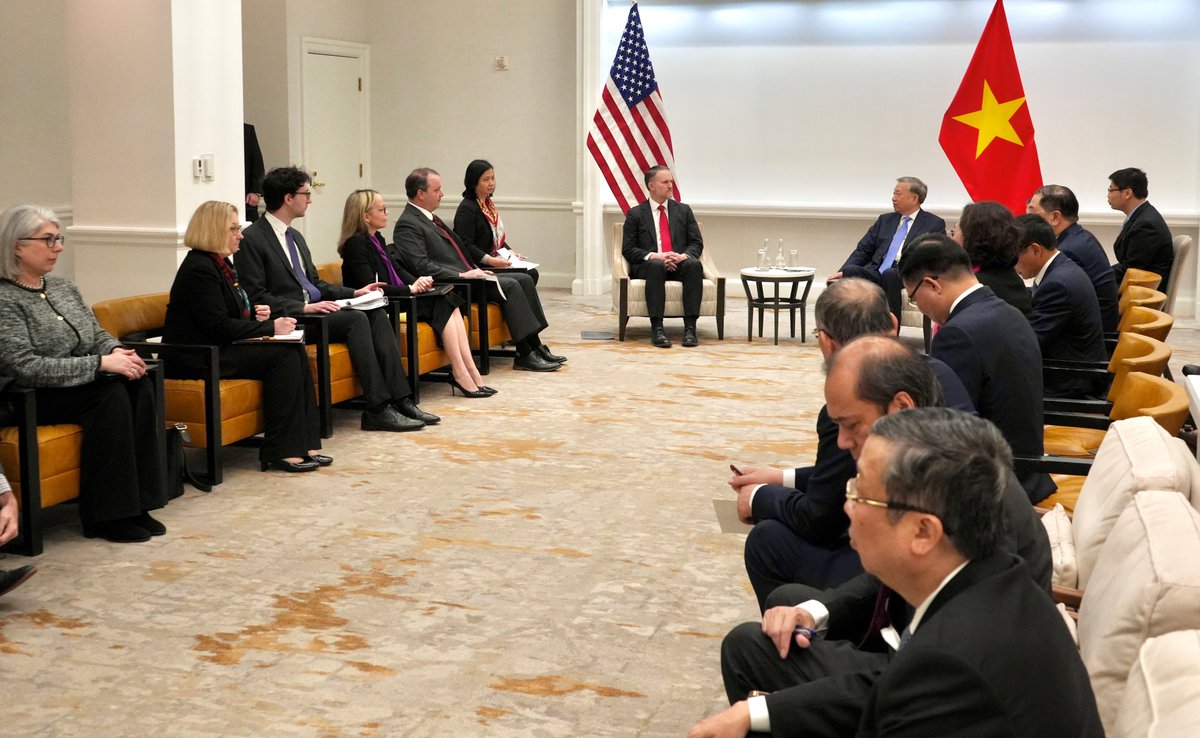 US Secretary of State Marco Rubio meets Vietnam's Foreign Minister Le Hoai Trung at the ASEAN summit in Manila