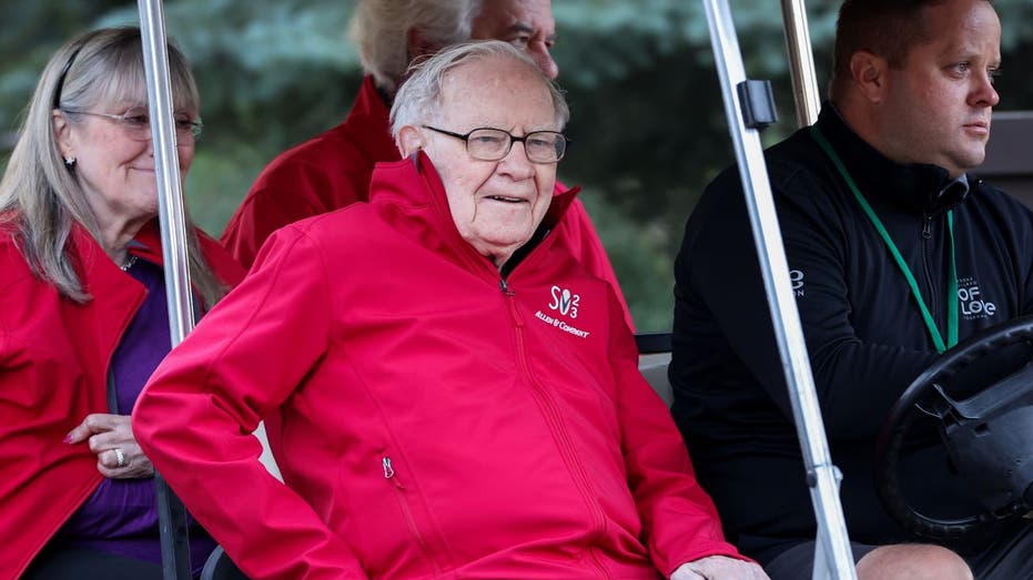 Warren Buffett speaking at a Berkshire Hathaway event