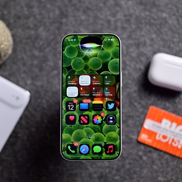 Apple Siri AI animation on iPhone home screen in iOS 27