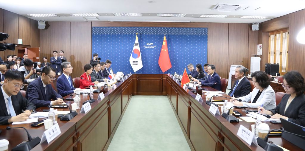 Chinese FM Wang Yi meets South Korean Foreign Minister Cho Hyun to discuss bilateral ties and Korean Peninsula tensions