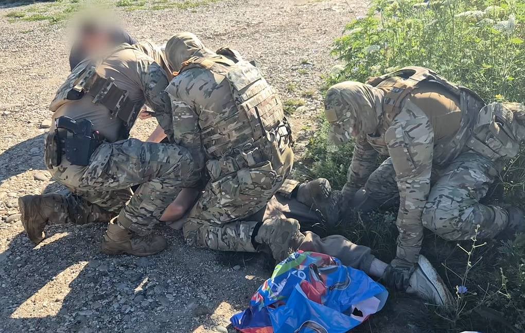 FSB officers detain the suspect in Stavropol region after foiling a bomb plot targeting the Pyatigorsk prosecutor's office