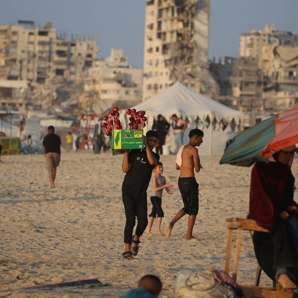 Displaced Palestinians gather on Gaza City beachfront as Gaza genocide toll surpasses 73000 and ceasefire talks stall