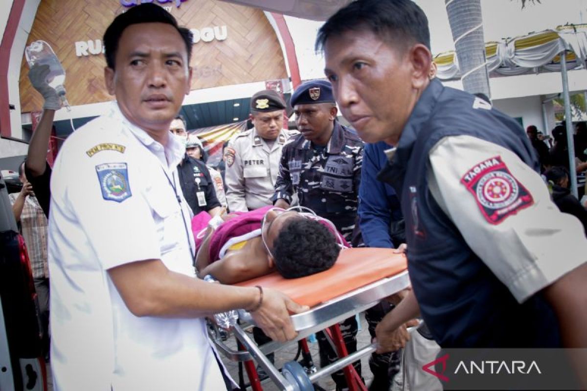 Rescue teams evacuate passengers from KMP Putri Yasmin ferry fire to ambulances at Lembar Port West Lombok August 2026