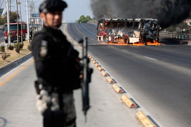 Mexican cartel members block roads and burn vehicles in Michoacán following arrest of Los Reyes leader