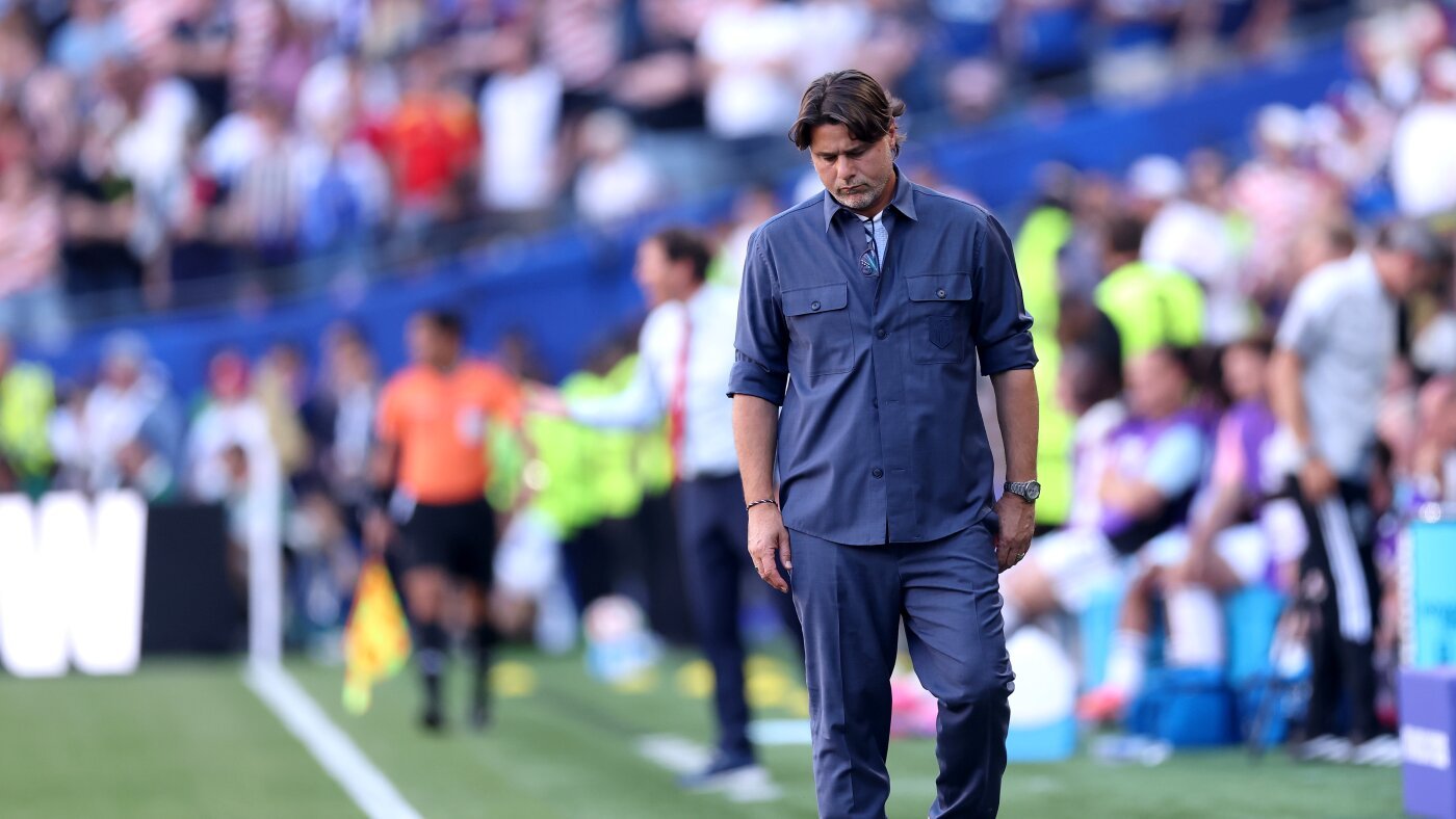 United States head coach Mauricio Pochettino walks the touchline with his head down during the World Cup 2026 round of 16 defeat to Belgium in Seattle
