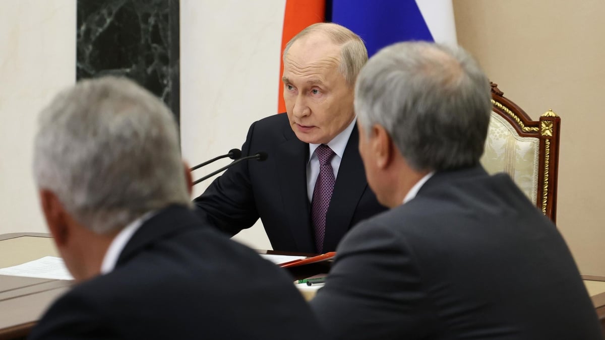 Russian President Vladimir Putin chairs Security Council meeting in Moscow on August 7 2026 the day he called UAE President Mohamed bin Zayed