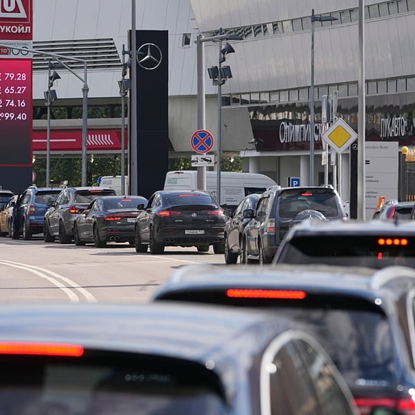Queue of cars at a Moscow petrol station during Russia's fuel crisis August 2026 as petrol availability falls to 28 percent of stations nationwide