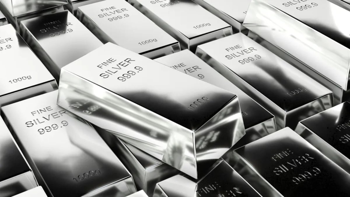 An employee displays a silver bar in a safe deposit room, the metal behind the silver rate today quoted across Indian cities