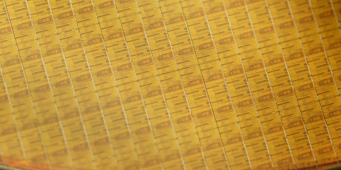 SNDK stock today: a close-up of a memory silicon wafer, the manufacturing base of the flash and DRAM industry that sold off together on Monday