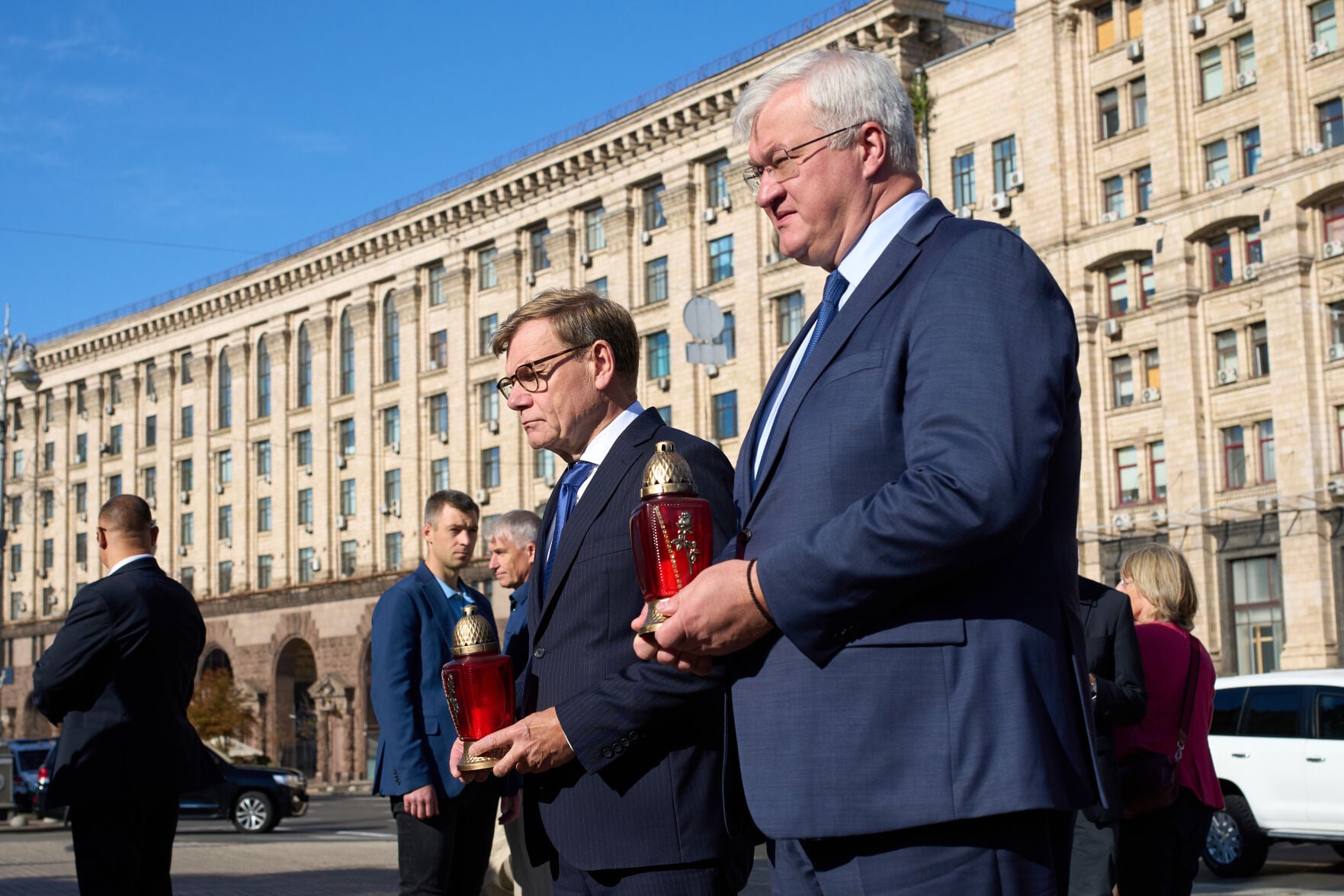 German Foreign Minister Johann Wadephul and Ukrainian Foreign Minister Andrii Sybiha observe a nationwide minute of silence in central Kyiv