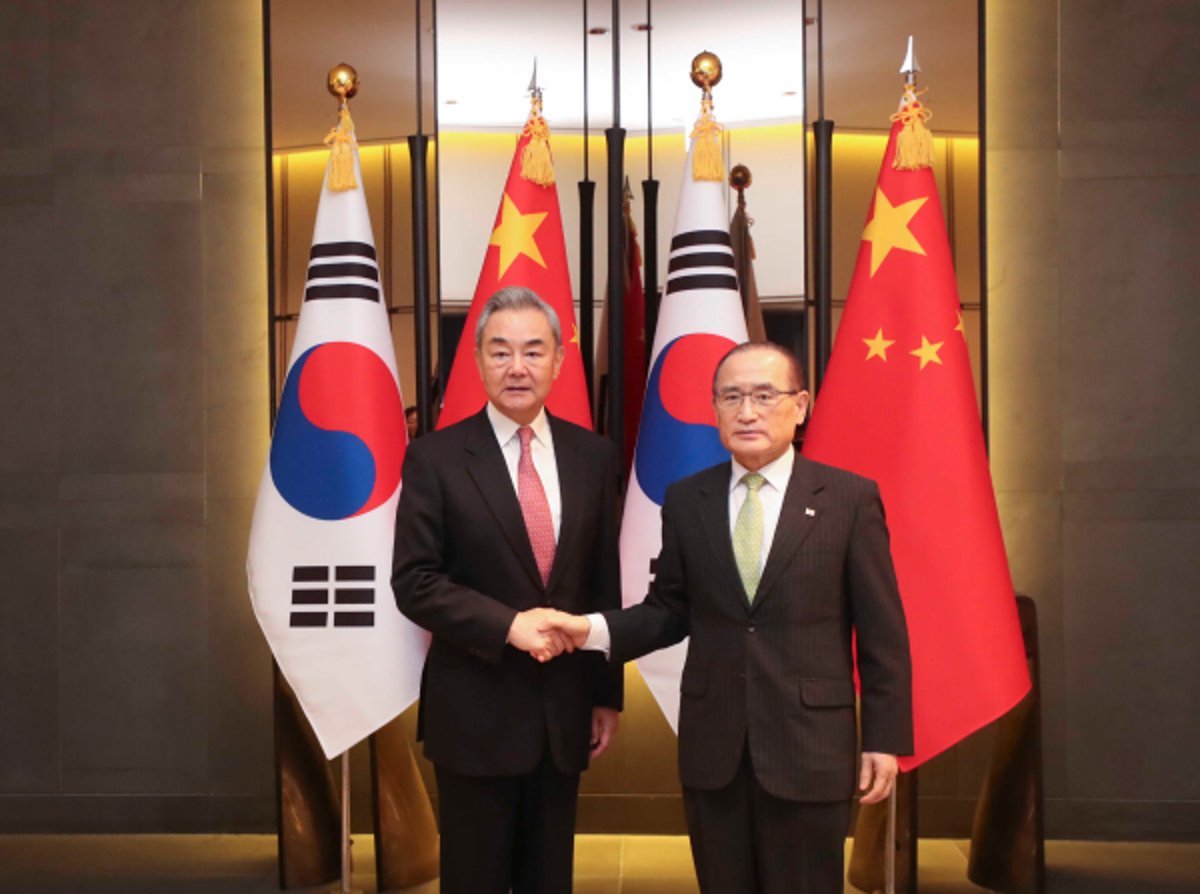 Chinese Foreign Minister Wang Yi meets South Korean officials in Seoul to discuss Korean Peninsula tensions and strategic autonomy