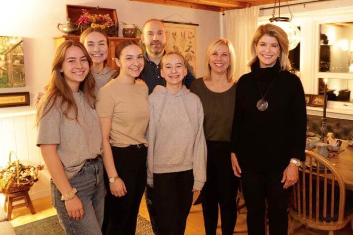 Ambassador Carla Sands visited a family in Þórshöfn. During her childhood in Pennsylvania, she looked after the housewife, who later married a Faroese. US Embassy in Denmark