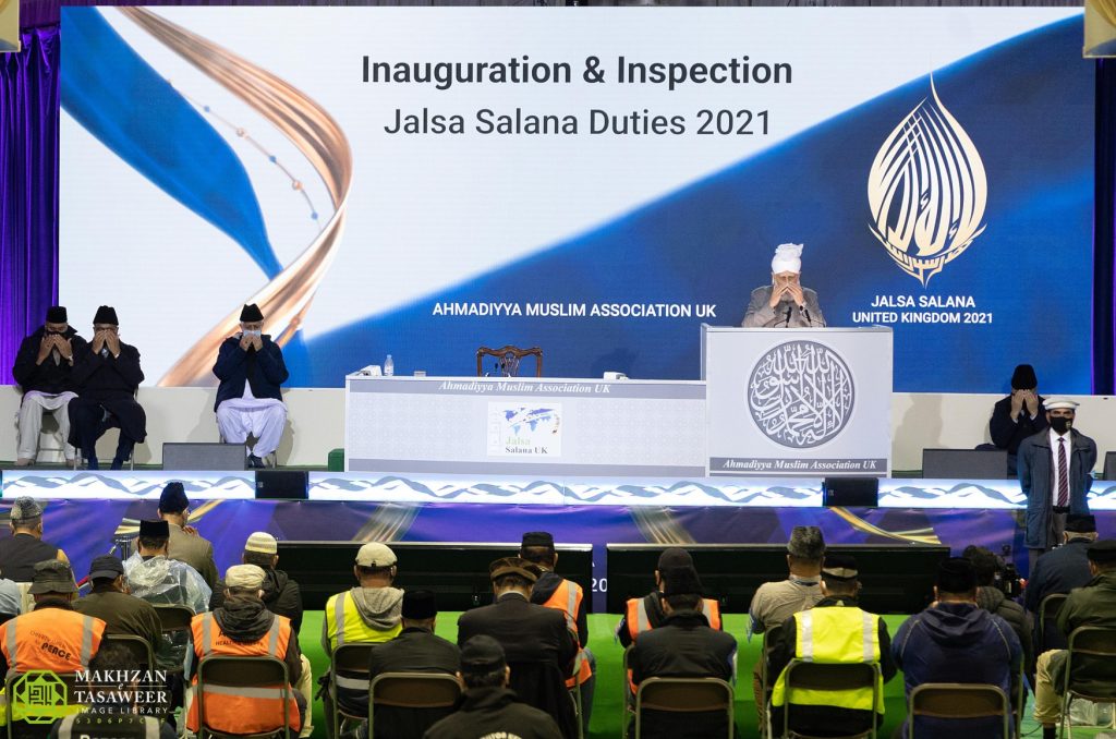 Silent prayers by His Holiness Mirza Masroor Ahmad at Jalsa Salana UK 2021 - Largest Muslim Convention