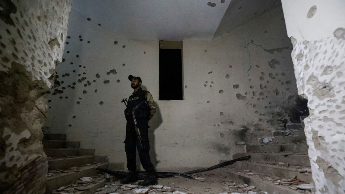 2 killed and 11 injured – result of Taliban storming of Karachi police station