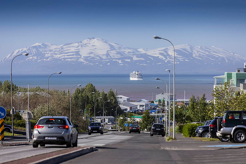 Violent woman in akureyri in police custody fourteen offenses
