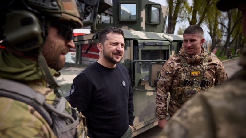 Volodymyr Zelenskyy met the Ukrainian army in Avdiyivka, where heavy ...