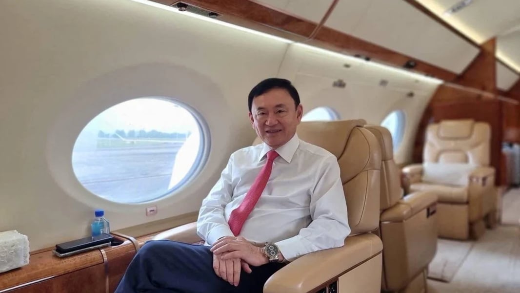 Thaksin-Shinawatra-inside-private-jet-while-coming-back-to-Thailand
