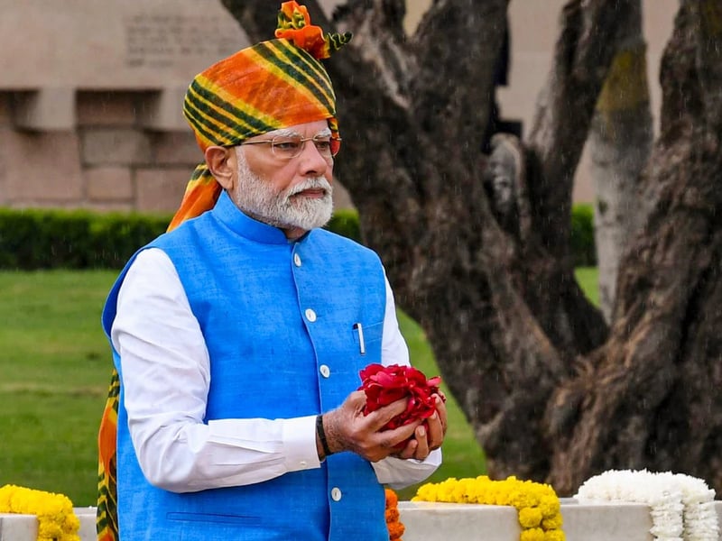 PM_Modi-paying-tribute