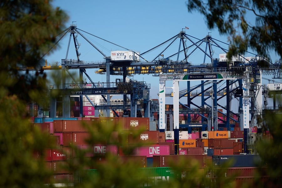 china-us-trade-war ship with cargo containers in Long Beach california