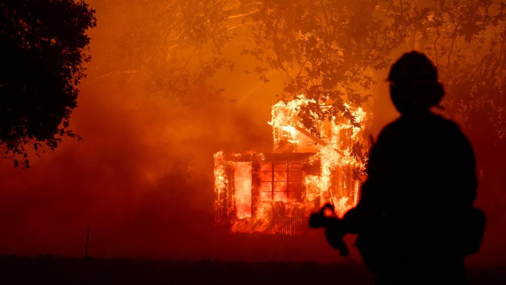 Franklin Fire, Malibu, wildfire, evacuation, California fire, Hollywood, residential area fire, burned land, fire damage, Pepperdine University, Southern California fire