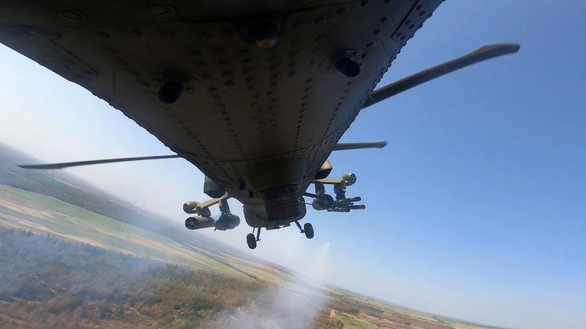 Russian Mi-35M destroys Ukrainian stronghold in Kursk