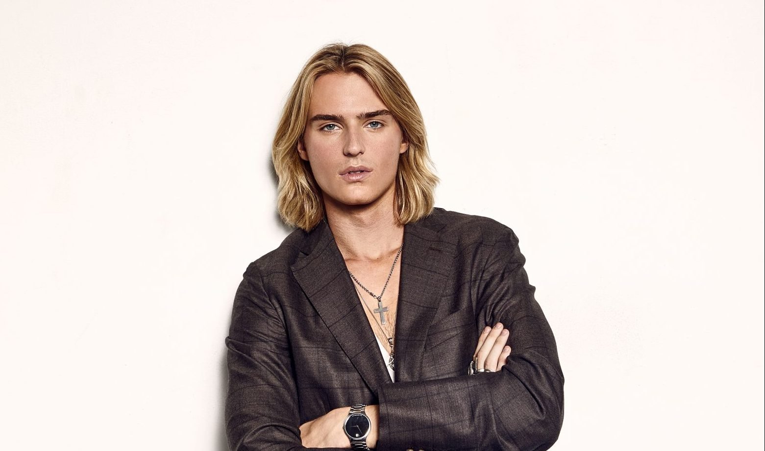 Luke Eisner, featured in his biography, showcasing his career as a model, musician with VOILÀ, and actor in Netflix's Tall Girl, highlighting his achievements and age