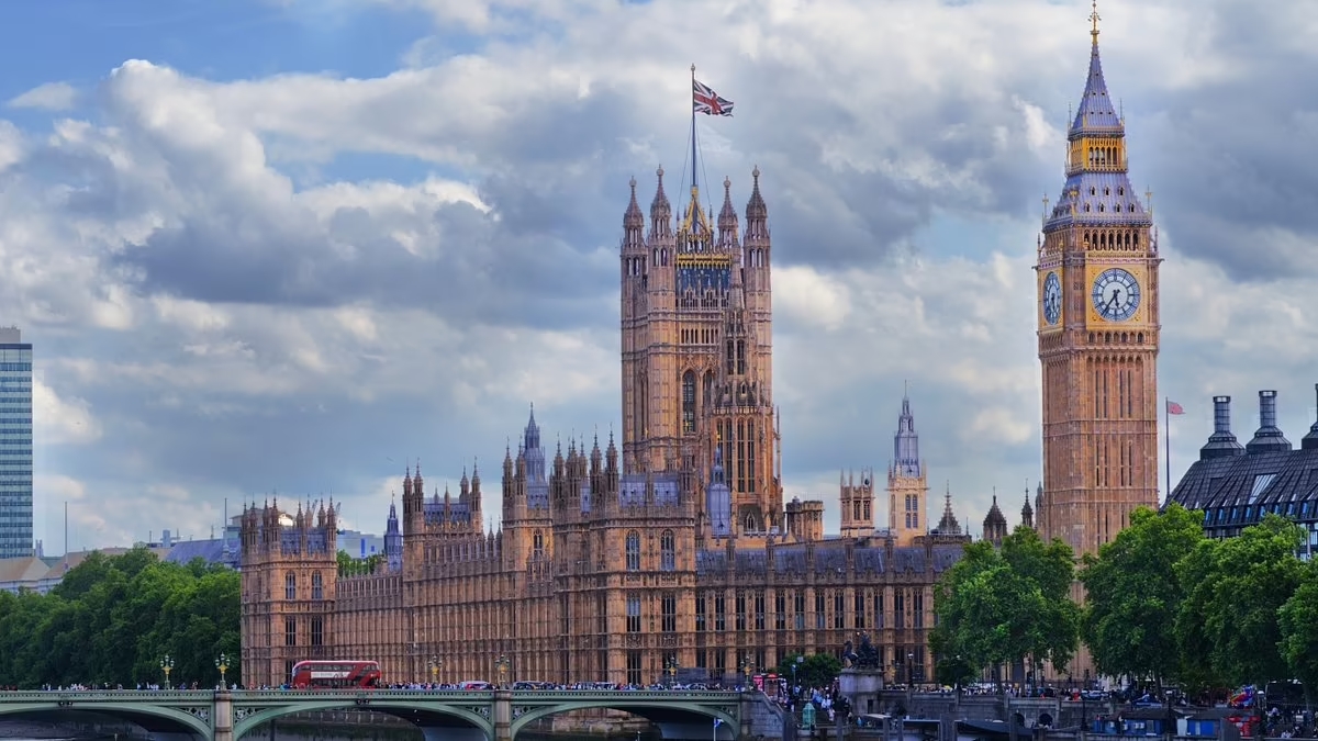 Russian diplomats accused of security breach in British parliament