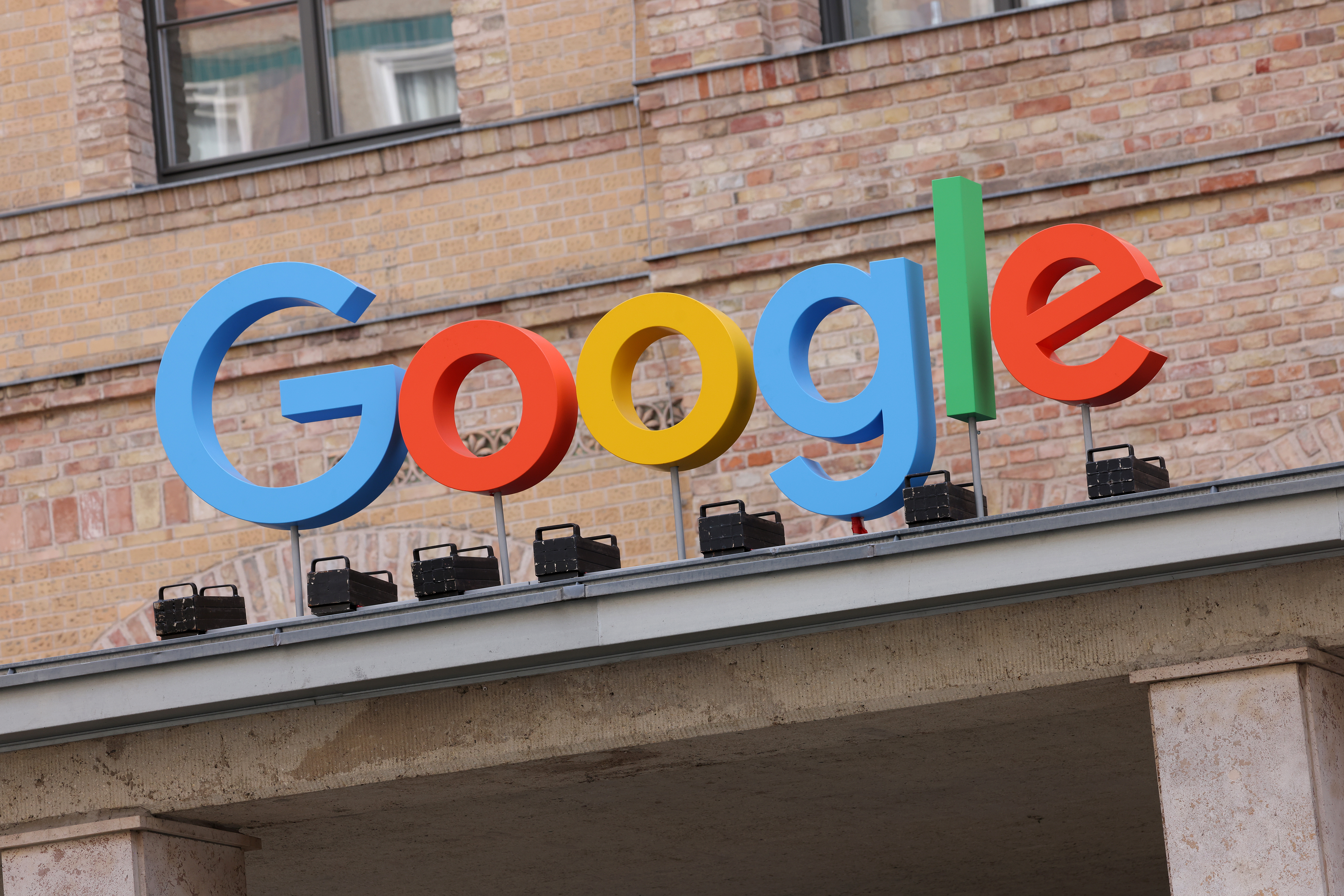 google stock crash, alphabet inc stock fall, google shares plunge, ai disrupts search, apple ai search, safari search decline, google loses market value, tech stock collapse, chatgpt vs google, ai threatens google, alphabet market loss, google apple search deal