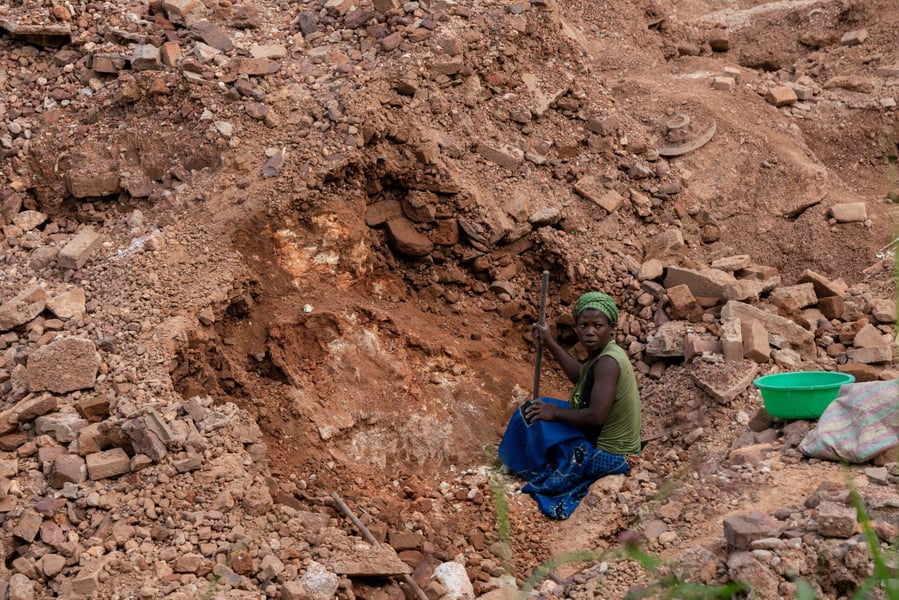 African female lithium mine laborer, Zimbabwe artisanal mining, women in mining industry, Bikita lithium extraction, labor exploitation, lithium supply chain Africa