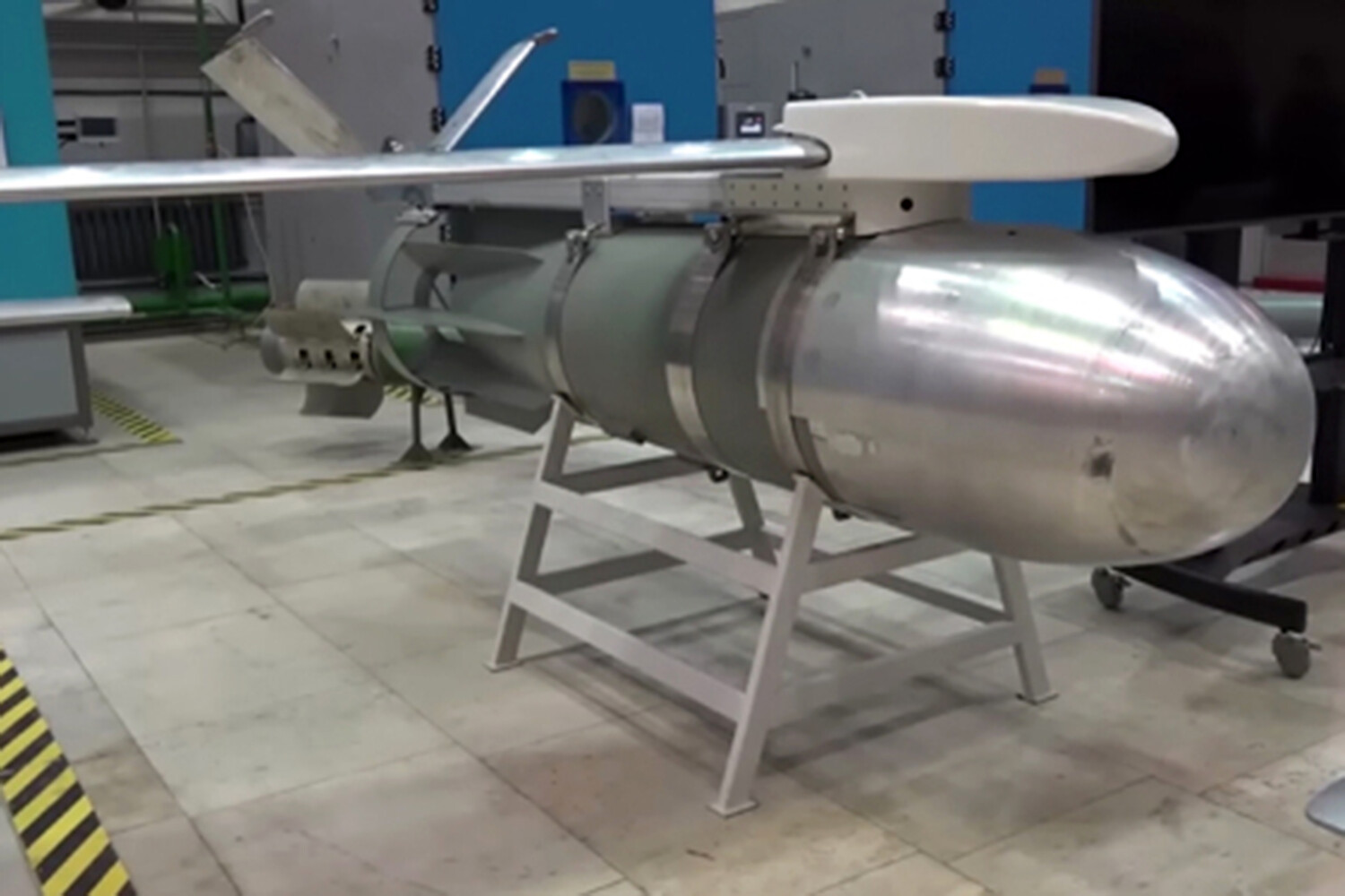 Russia Fab-1500 bomb, Ukraine airstrike, Dnipropetrovsk bombing, UMPK strike, Russian Aerospace Forces, FAB-500 Donetsk, Ukraine war 2025