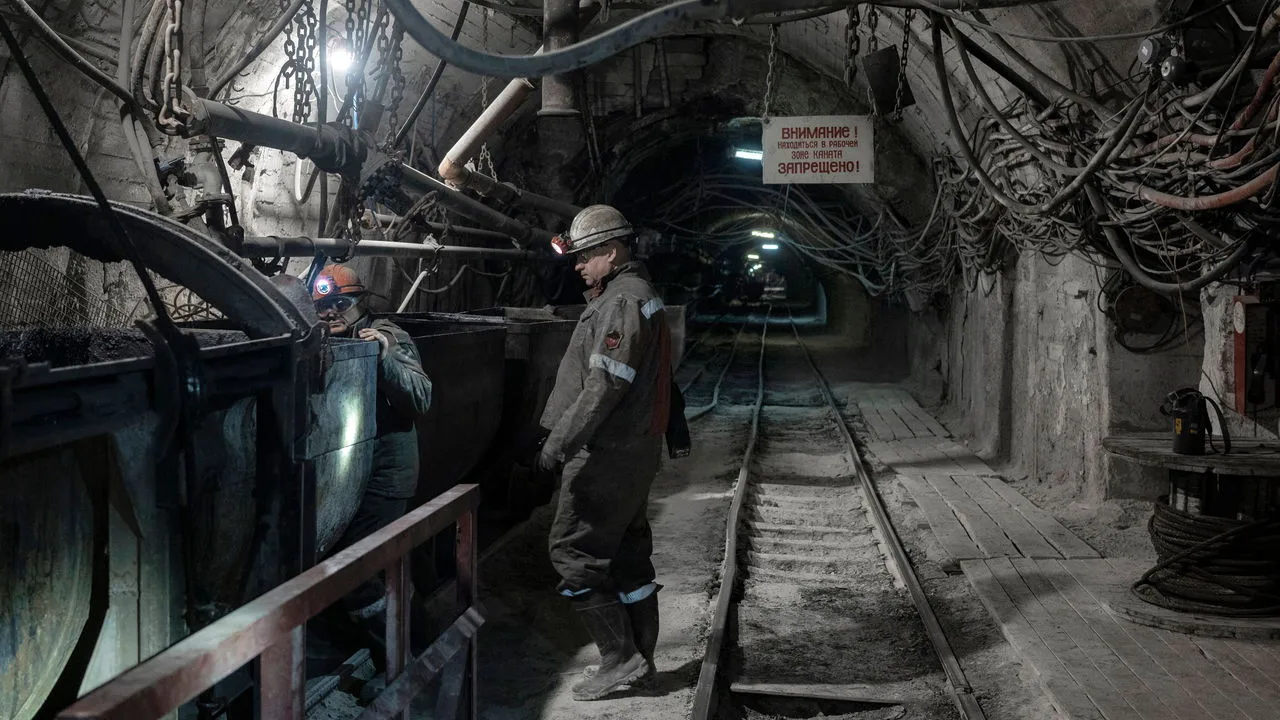 Russian forces near Rodinskoye, Krasnolimanskaya coal mine, Donbas military offensive, Ukraine industrial zone, coal infrastructure