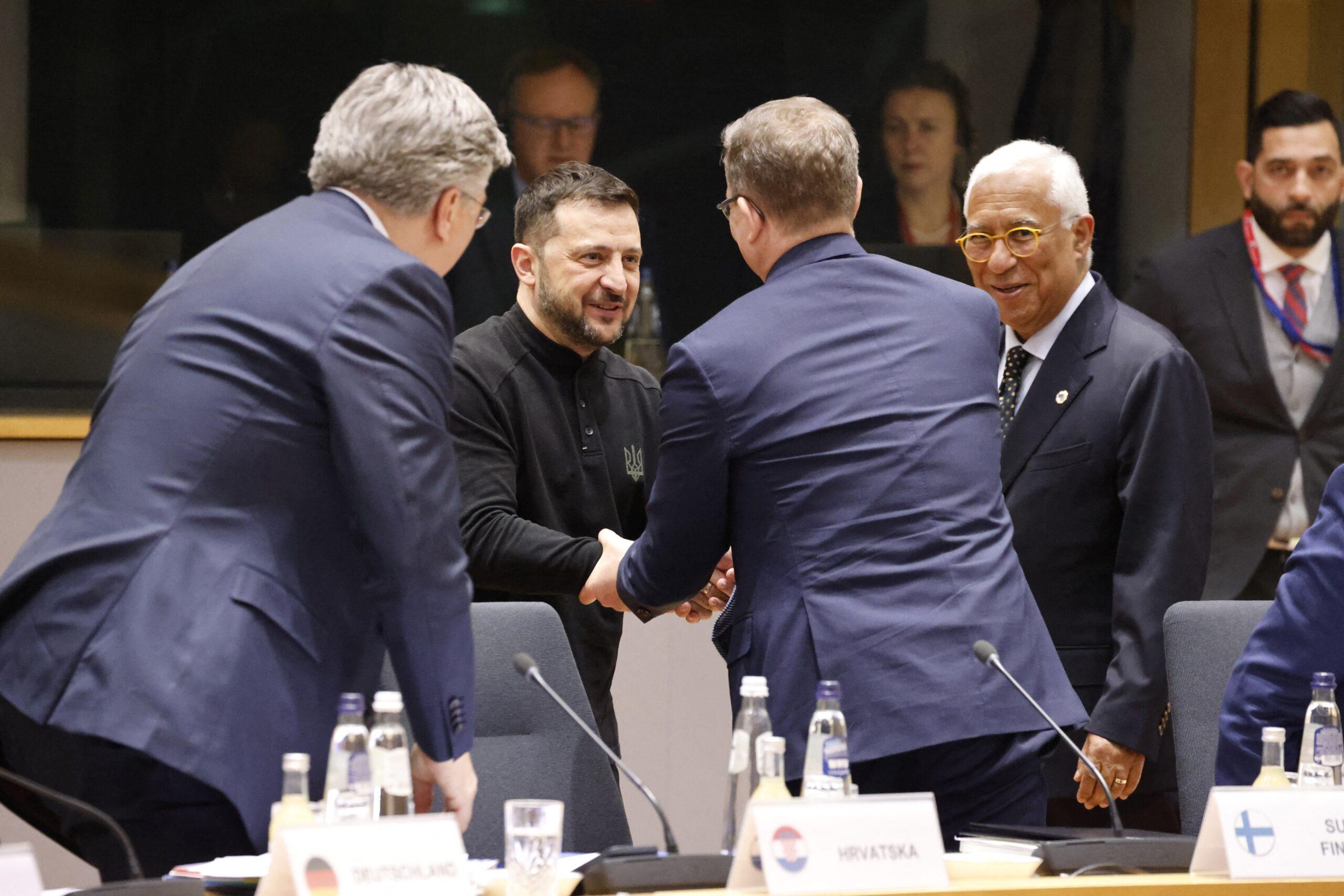 European leaders stand with Zelenskyy at White House talks on Ukraine conflict with Trump