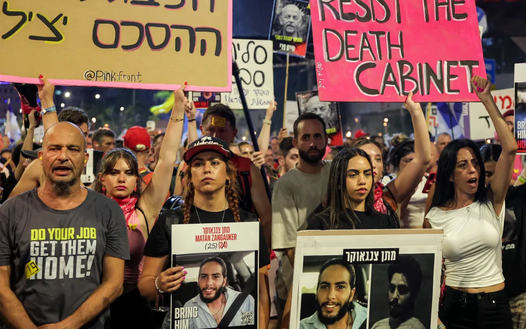 thousands of israelis protest in tel aviv against netanyahu’s gaza plan holding hostage photos