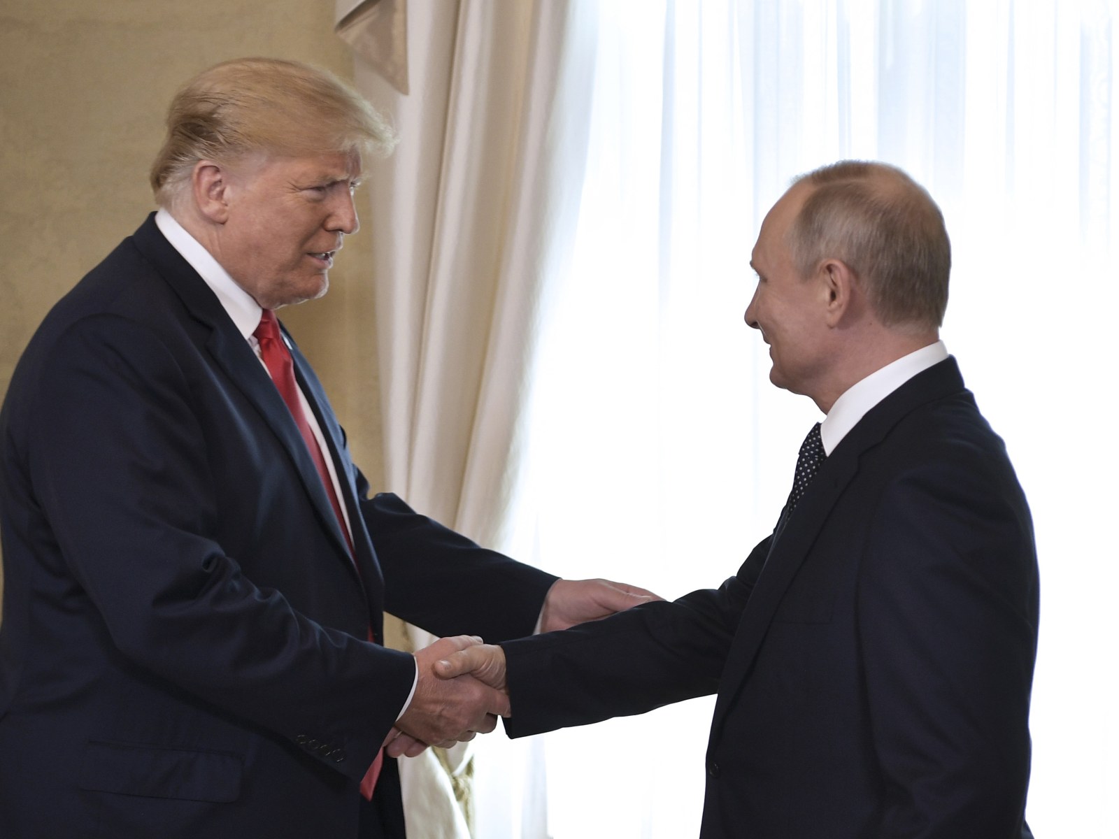 US and India flags with oil barrels, symbolizing Russian oil trade ahead of Putin–Trump Alaska summit