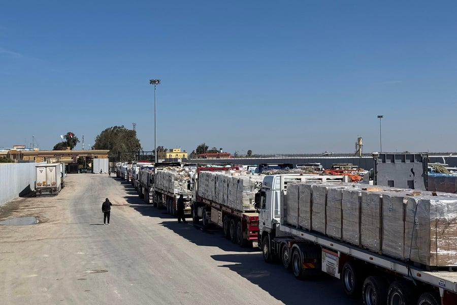 Residents queue for food assistance in Gaza as agencies warn of famine and blocked access.