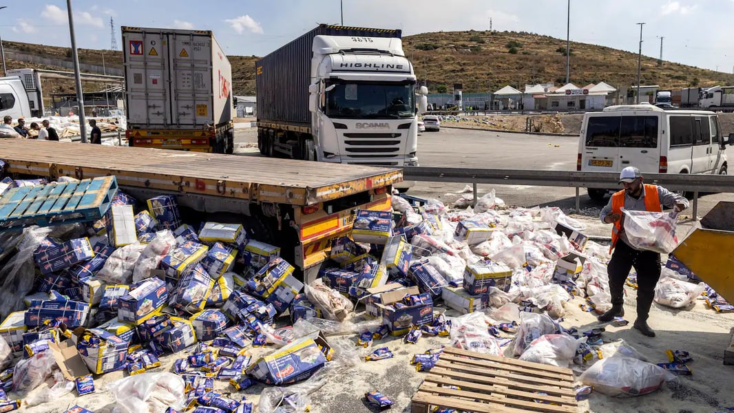 Aid trucks and relief workers illustrating the humanitarian impact of repeated ceasefire vetoes.