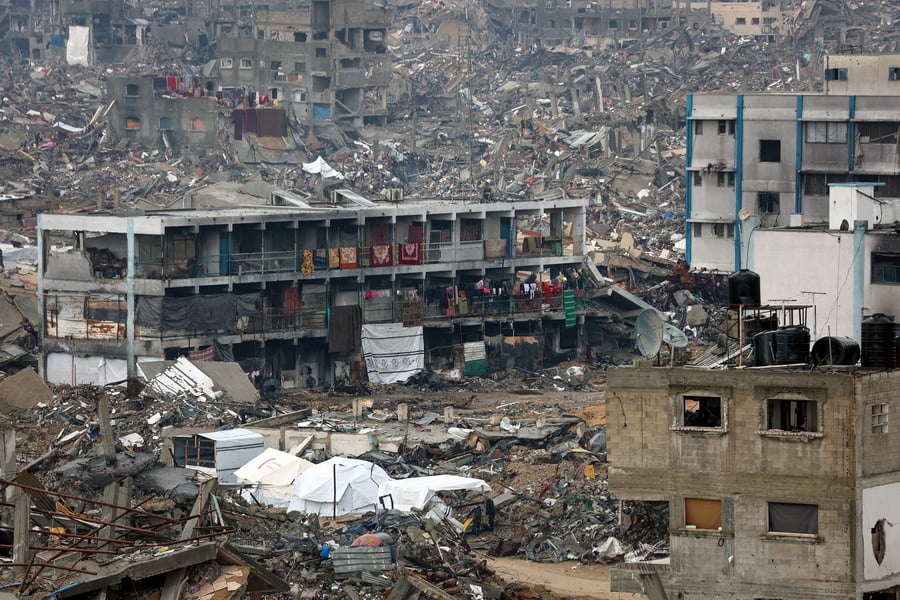 Destroyed streets and buildings in gaza city as israeli ground attacks create lifeless wasteland
