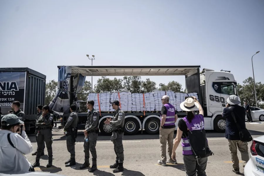 Satellite image of humanitarian aid trucks lined up near Kerem Shalom crossing