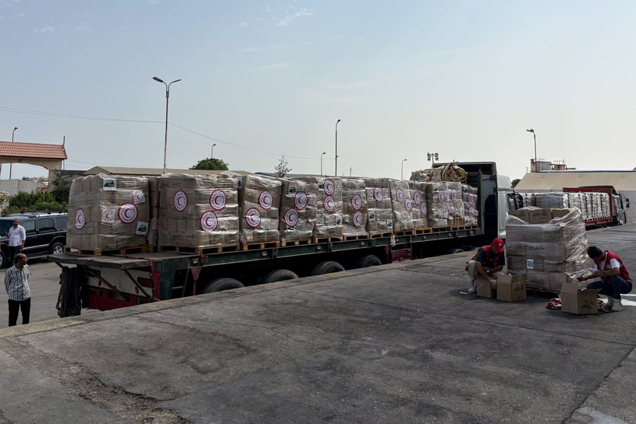 Aid trucks queued at Rafah crossing during a ceasefire window as approvals lag
