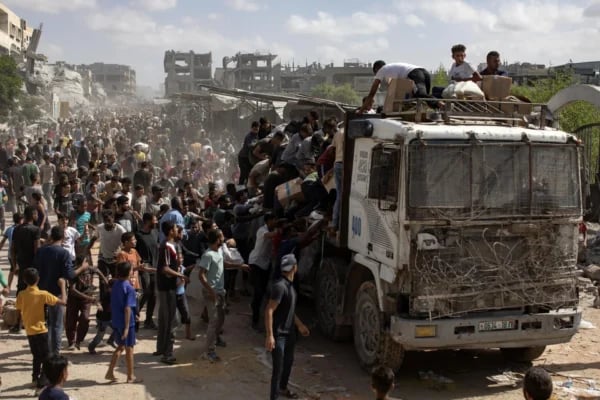 Aid trucks queue at Gaza border crossing during the ceasefire, October 2025
