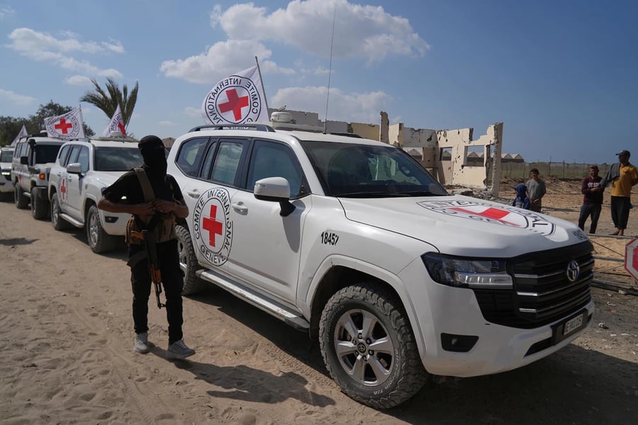 ICRC convoy transports hostages’ remains during a cease-fire handover in Khan Younis, Gaza.