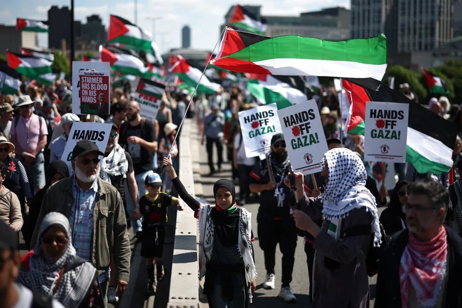 Demonstrators with Palestinian flags rally in a central square calling for open borders and protection for journalists