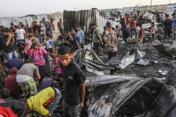 Gaza residents and municipal crews move through debris as UXO risk rises during the ceasefire line’s enforcement.