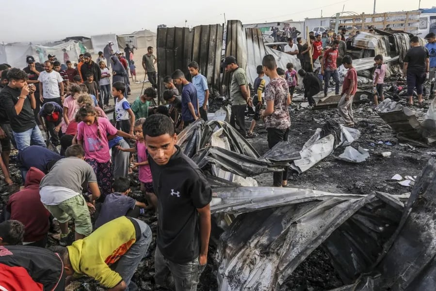 Gaza residents and municipal crews move through debris as UXO risk rises during the ceasefire line’s enforcement.