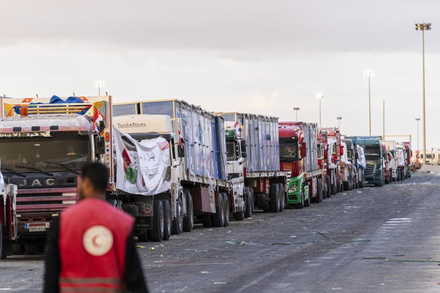 Aid trucks queue at Rafah Crossing as ceasefire talks wobble during Day 672 of the Israel–Palestine conflict