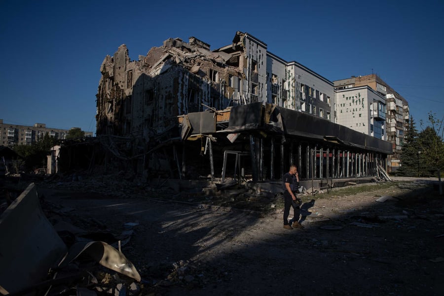 Residents near Kupiansk board evacuation buses as shelling intensifies along the Oskil corridor